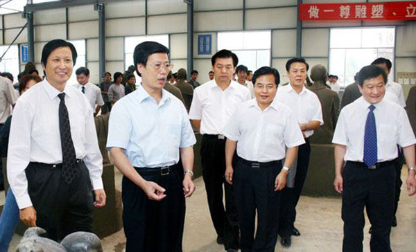 中央政治局常委、國務(wù)院副總理張高麗蒞臨華藝雕塑視察指導(dǎo)，傅紹相總經(jīng)理介紹雕塑藝術(shù)