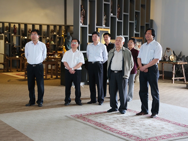 原中國人民解放軍海軍司令員石云生上將一行在濰坊原市人大副主任王永興、臨朐縣劉裕斌縣長的陪同下來華藝視察指導(dǎo)并題字留念，傅紹相總經(jīng)理向客人介紹雕塑藝術(shù)。