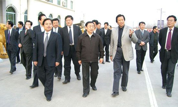 山東省委副書記、省長韓寓群、濰坊市委書記張新起一行蒞臨華藝雕塑參觀指導(dǎo)，傅紹相總經(jīng)理介紹雕塑藝術(shù)