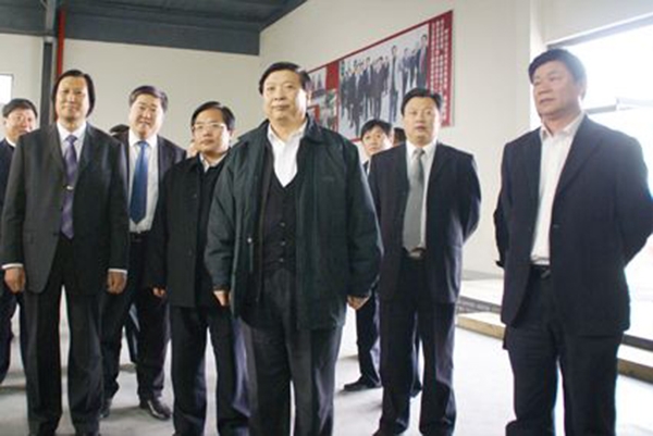 山東省委副書記、省長姜大明、副省長賈萬志、濰坊市委書記張新起等領(lǐng)導(dǎo)于2009年4月15日蒞臨華藝雕塑視察指導(dǎo)，總經(jīng)理傅紹相介紹雕塑藝術(shù)。