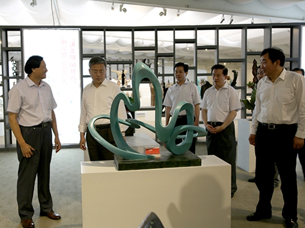山東省委副書記，山東省人民政府郭樹清省長，濰坊市委杜昌文書記，濰坊市劉曙光市長等領(lǐng)導(dǎo)來華藝雕塑視察指導(dǎo)，臨朐縣委書記顧建華陪同參觀，傅紹相總經(jīng)理介紹企業(yè)情況及雕塑藝術(shù)。