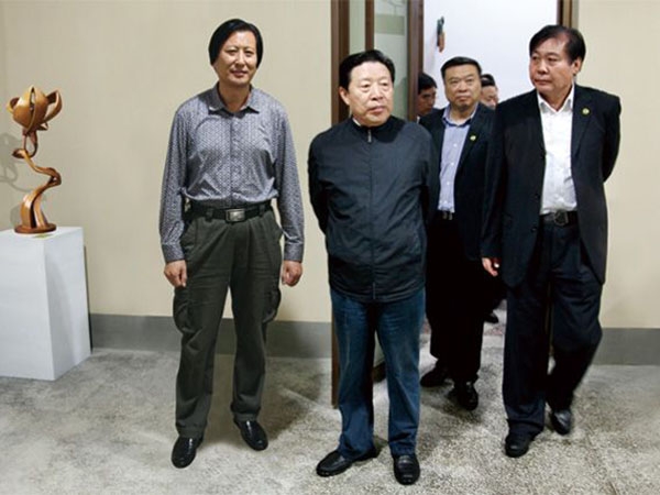 全國政協(xié)副主席、中國文聯(lián)主席孫家正在濰坊市政協(xié)主席趙興濤等領(lǐng)導(dǎo)陪同下參觀華藝雕塑坊茨小鎮(zhèn)雕塑館，孫主席對華藝雕塑給予高度評價，傅紹相總經(jīng)理介紹雕塑藝術(shù)