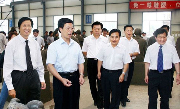 中央政治局常委、國務(wù)院副總理張高麗蒞臨華藝雕塑視察指導(dǎo)，傅紹相總經(jīng)理介紹雕塑藝術(shù)