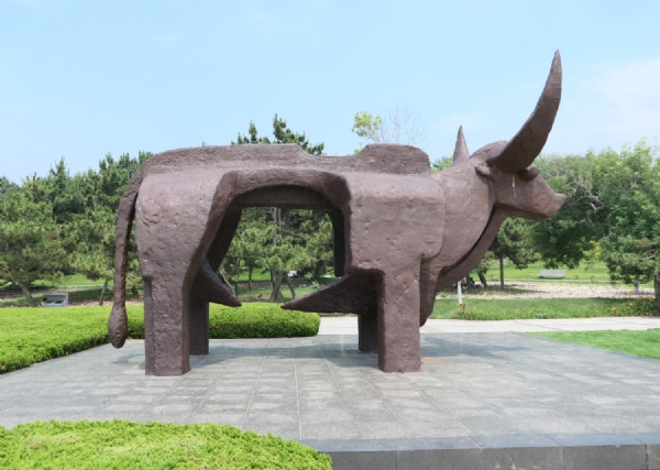 《大地蒼?！防钣焉?、鑄鐵、青島